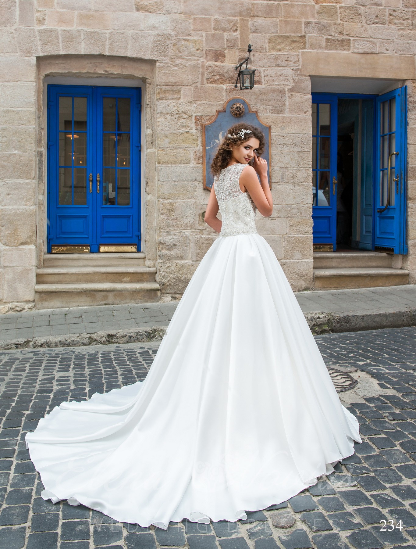 Свадебное платье со шлейфом модель 234